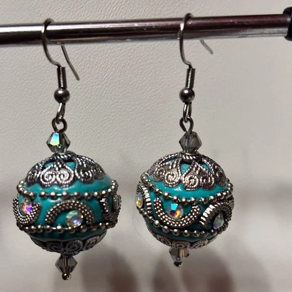 Handmade Indonesia Clay Bubblegum Beaded Earrings accented with metallic hearts - Picture 6 of 6